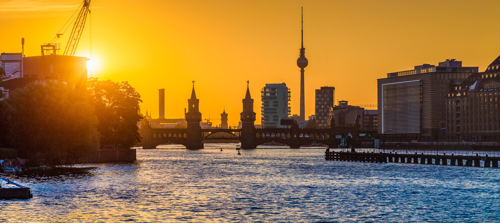 Berliner Oberbaumbrücke beim Sonnenuntergang